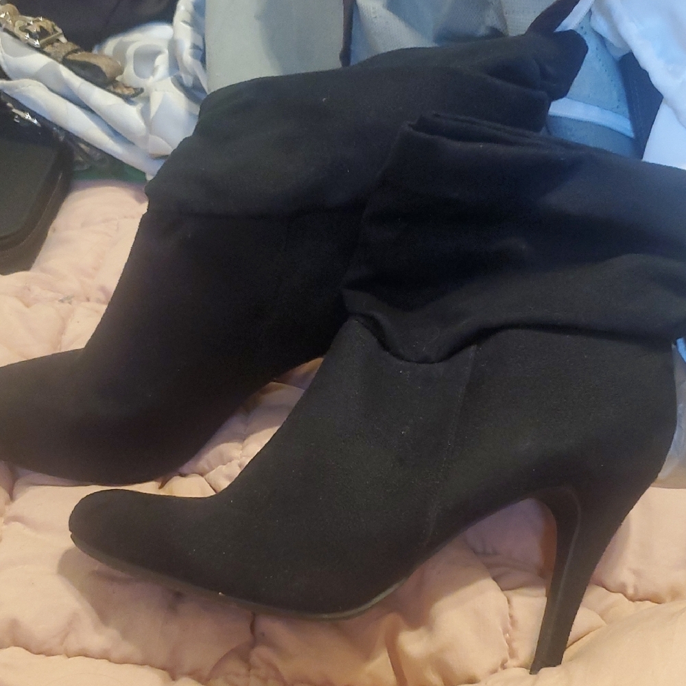 FIONI Clothing Black Heeled Boots Sleek and Stylish